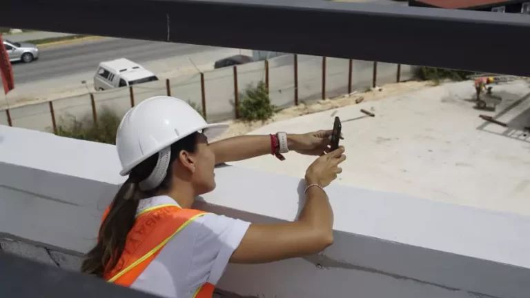 Trabajador fotografiando Corner Center