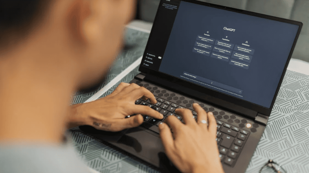 Persona usando ChatGPT en una laptop, escribiendo en la interfaz principal del modelo de inteligencia artificial